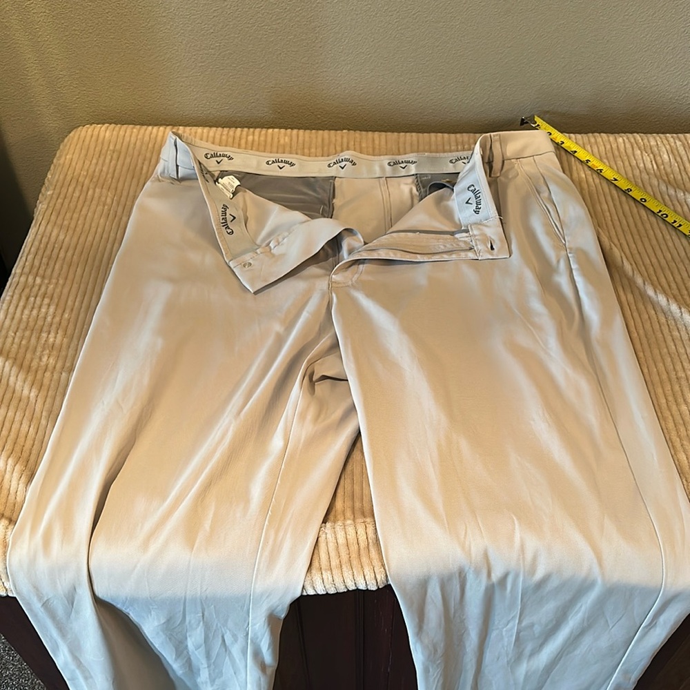 Men’s callaway 42x32 golf/dress pants.